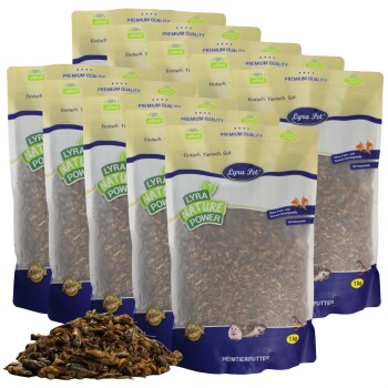 Fünf Beutel Lyra Pet Nature Power 1kg Kleintierfutter mit einem Haufen gemischter getrockneter Insekten davor.