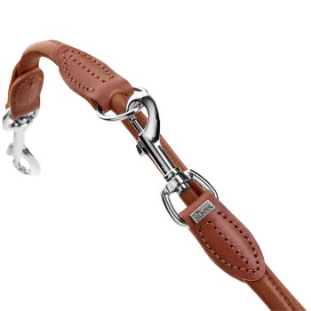 Braune Leder-Hundeleine mit silbernen Metallclips und Nähdetails, mit einem kleinen 'HUNTER'-Logo-Tag.