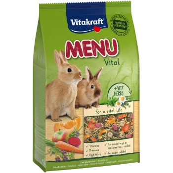 Eine Tüte Vitakraft MENU Vital Kaninchenfutter, die zwei Kaninchen zeigt und Vitamine, Mineralien und hohe Ballaststoffe hervorhebt.