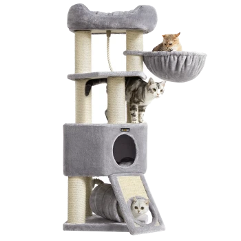 Ein grauer Katzenbaum mit mehreren Ebenen, auf dem zwei Katzen sitzen und eine aus einem Tunnel unten herausspäht.