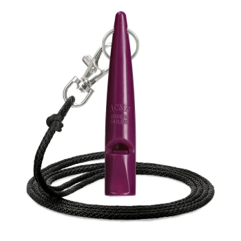 Lila ACME-Hundepfeife mit schwarzem Lanyard und Metallclip, hergestellt in England, isoliert auf weißem Hintergrund.