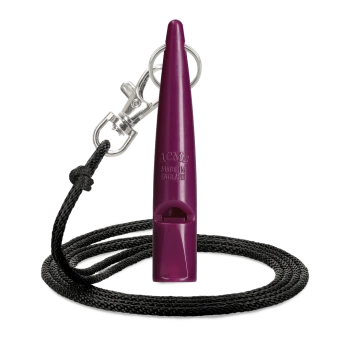 Lila ACME-Hundepfeife mit schwarzem Lanyard und Metallclip, hergestellt in England, isoliert auf weißem Hintergrund.