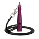 Lila ACME-Hundepfeife mit schwarzem Lanyard und Metallclip, hergestellt in England, isoliert auf weißem Hintergrund.