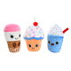 Drei Plüsch-Haustierspielzeuge in Form einer Kaffeetasse, eines Cupcakes mit Kirsche und eines blauen Milchshakes mit Streuseln.