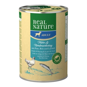 Nourriture pour chien en conserve étiquetée "Real Nature Adult" avec du poulet et du hareng de la mer du Nord, avec des illustrations d'un poulet et d'un poisson.