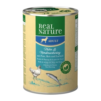 Dosen-Hundefutter mit der Aufschrift "Real Nature Adult" mit Huhn und Nordseehering, mit Illustrationen von einem Huhn und einem Fisch.