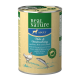 Dosen-Hundefutter mit der Aufschrift "Real Nature Adult" mit Huhn und Nordseehering, mit Illustrationen von einem Huhn und einem Fisch.