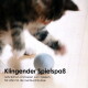 Eine graue Katze spielt mit drei Filzkugeln auf einer hellen Oberfläche. Der Text lautet: "Gefilzt in Handarbeit aus natürlicher Filzwolle, schadstofffrei gefärbt."