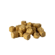 Une pile de petits morceaux de croquettes pour animaux de compagnie de couleur brun doré sur un fond blanc.