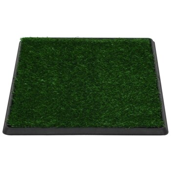Künstliche Gras-Haustier-Toilettenmatte auf einem schwarzen Kunststofftablett, entworfen für die Verwendung von Haustieren in Innenräumen.