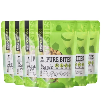 Eine Reihe von sechs grünen Hundefutterbeuteln mit der Aufschrift "Pure Bites Veggie", die Symbole für Zutaten und ernährungsphysiologische Vorteile zeigen.