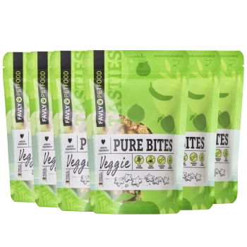 Eine Reihe von sechs grünen Hundefutterbeuteln mit der Aufschrift "Pure Bites Veggie", die Symbole für Zutaten und ernährungsphysiologische Vorteile zeigen.