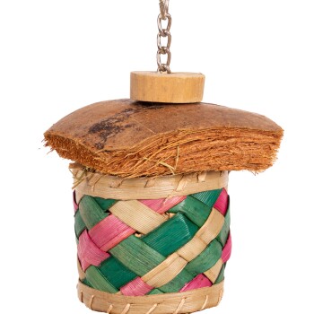 Buntes, gewebtes Haustierspielzeug aus natürlichen Materialien, mit einer Kokosnussschalen-Oberseite und einer hängenden Kette.