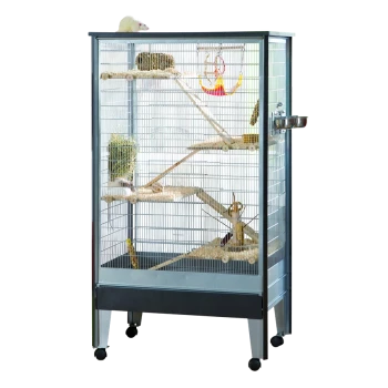 Ein großer, mehrstöckiger Vogelkäfig mit Holzstangen, einem hängenden Spielzeug und einer Futterschüssel, mit einer klaren Front und Rollen für Mobilität.