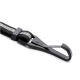 Nahaufnahme einer schwarzen Haustierleine mit einem stabilen Metallclip und reflektierenden Nähten, entworfen für Sicherheit während der Spaziergänge.