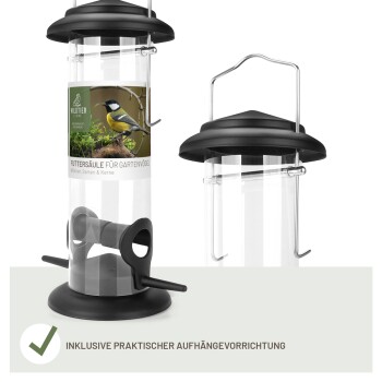 Vogelfutterspender mit einem transparenten Rohr und schwarzem Deckel, mit einem Etikett, das "Futtersäule für Gartenvögel" liest und einen Haken zum Aufhängen enthält.