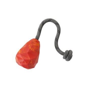 Ein rotes, diamantförmiges Hundespielzeug mit einem grauen Seilgriff, mit dem Markennamen "RUFFWEAR" auf der Seite geprägt.