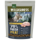 Katzenfutterverpackung, beschriftet mit "WILDERNESS ADULT", mit einer Bengal-Katze, mit Text, der "70% FRISCHES FLEISCH" und Zutaten wie Huhn hervorhebt.