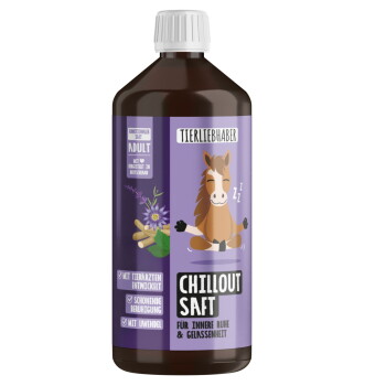 Eine Flasche "Chillout Saft" Haustierergänzung von Tierliebhaber, mit einem rosa Etikett, das Tierikonen zeigt, neben einer kleinen Tasse des Flüssigkeits.