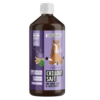 Eine Flasche "Chillout Saft" Haustierergänzung von Tierliebhaber, mit einem rosa Etikett, das Tierikonen zeigt, neben einer kleinen Tasse des Flüssigkeits.
