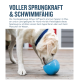 Ein gelber Labrador Retriever spielt mit einem blauen Orbee-Tuff Sports Hundespielzeug auf einer Holzoberfläche, mit Text, der seine Schwimmfähigkeit und Vielseitigkeit bewirbt.