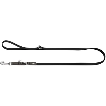 Schwarze flache Hundeleine mit Schlaufenhandgriff, silbernem Karabinerhaken und O-Ring, Lederbesatz mit kleinem Metallmarkenplättchen.