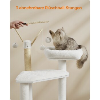 Eine flauschige Katze greift verspielt nach einem hängenden Plüschball auf einem Katzenbaum mit drei abnehmbaren Plüschball-Stäben, mit einem weichen weißen Design.