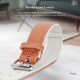 Brauner Lederhalsband für Haustiere mit weicher Polsterung und einer silbernen Schnalle, mit Text über Komfort und Designdetails auf Deutsch.