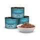 Drei Dosen Catz Finefood Classic Adult Katzenfutter, Hering & Garnelen mit Kürbis & Himbeeren, mit einer weißen Schale Nassfutter.