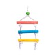 Buntes Vogelspielzeug mit drei Holzstangen (rot, blau, gelb), die durch ein weißes Seil verbunden sind, mit einer grünen Perle oben.
