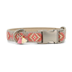Beige- und korallfarbenes Hundehalsband mit Diamantmuster, Metallschnalle, D-Ring und Quastenanhängern in Pink und Creme.