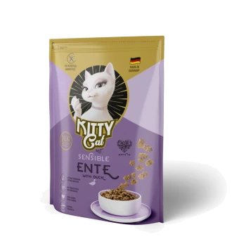 Kitty Cat Sensible Ente getreidefreies Katzenfutter mit Ente, hergestellt in Deutschland, lila und goldene Verpackung mit Schüssel voller Kroketten.