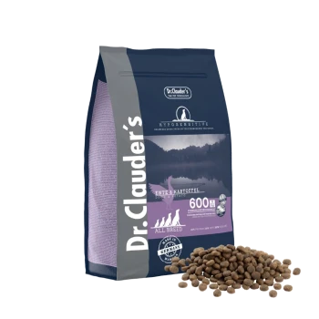 Die Tasche von Dr. Clauder's HypoSensitive Hundefutter mit Ente und Kartoffel, neben der 600g Trockenfutter verschüttet ist.