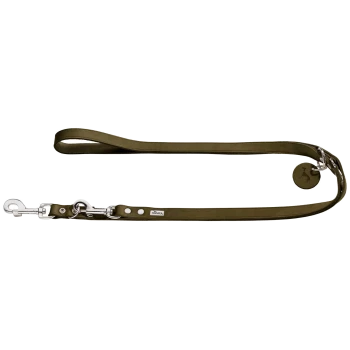 Olivgrüne Hundeleine mit einem silbernen Clip und Metallring, mit einem kleinen runden Anhänger mit einem Hundesilhouette.