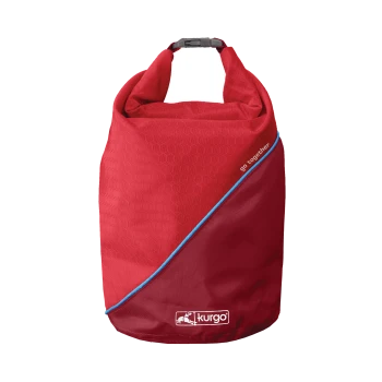 Rote Haustierreisetasche mit einem sechseckigen Muster, mit einem blauen Akzent und dem Text "go together" sowie dem "kurgo"-Logo.