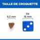 Image comparant la taille des croquettes pour animaux (8,5 mm) à un dé bleu (16 mm) avec le texte "TAILLE DE CROQUETTE" en haut.