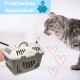 Grau getigerte Katze schnuppert an einem von Hand gehaltenen beigen Plastik-Tierträger, rosa Herzskizzen; Bannertext 'Praktisches Sparpaket!'.