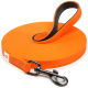 Helle orangefarbene Hundeleine, ordentlich aufgerollt, mit einem stabilen schwarzen Clip und einem gepolsterten Griff für Komfort.