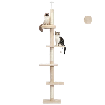 Zwei Katzen sitzen auf einem hohen beigen Katzenbaum mit mehreren Ebenen und Kratzpfosten, mit einem hängenden Spielzeug.
