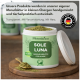 Geöffnete Dose PfotenKraut 'SOLE LUNA' Hunde-Kräuterpulver, Löffel auf Brett, Etikett 'Abwehr Kräuter für Hunde', 'Made in Germany'-Siegel.
