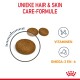 Unieke haar- en huidverzorgingsformule huisdiervoeding, met bruine brokjes, met tekst die vitamines en Omega-3 & 6 benadrukt.