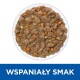 Miska z mokrą karmą dla zwierząt z kawałkami mięsa i pokrojonymi warzywami, z napisem "WSPANIAŁY SMAK" w pogrubionych białych literach na niebieskim tle.