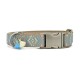 Stylisches Haustierhalsband mit einem gewebten blauen und beigen Muster, das eine silberne Schnalle und dekorative Quasten aufweist.