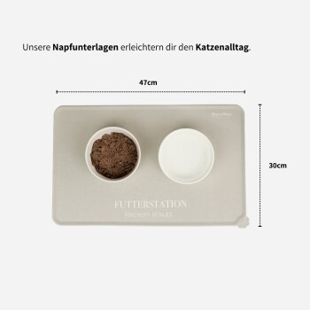 Futterstation für Haustiere mit zwei weißen Schüsseln, beschriftet mit "WASSERNAPF" für Wasser und "FUTTERNAPF" für Futter, auf einer beigen Matte.
