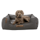 Ein bequemer grauer Hundebett mit einem Seilgriff, in dem ein entspannter Hund liegt.
