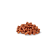 Une pile de petites friandises pour animaux de compagnie de couleur brun rougeâtre sur un fond blanc.