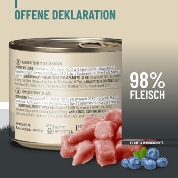 Katzenfutterdose mit 98 % Fleischanteil, zeigt Fleischstücke und Blaubeeren, beschriftet auf Deutsch und Englisch.