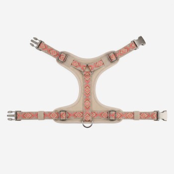 Beiges Hundegeschirr mit korallfarbenen Riemen im diamantförmigen Geometriemuster, Y-förmigem, gepolstertem Design, Metallschnallen und D-Ring.