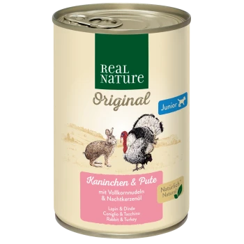 Dose mit Real Nature Junior Haustierfutter, das Kaninchen und Truthahn enthält, mit Illustrationen eines Kaninchens und eines Truthahns, beschriftet "Kaninchens & Pute."
