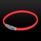 Czerwona obroża LED dla zwierząt z szarym przyciskiem sterującym, zaprojektowana dla widoczności podczas nocnych spacerów.